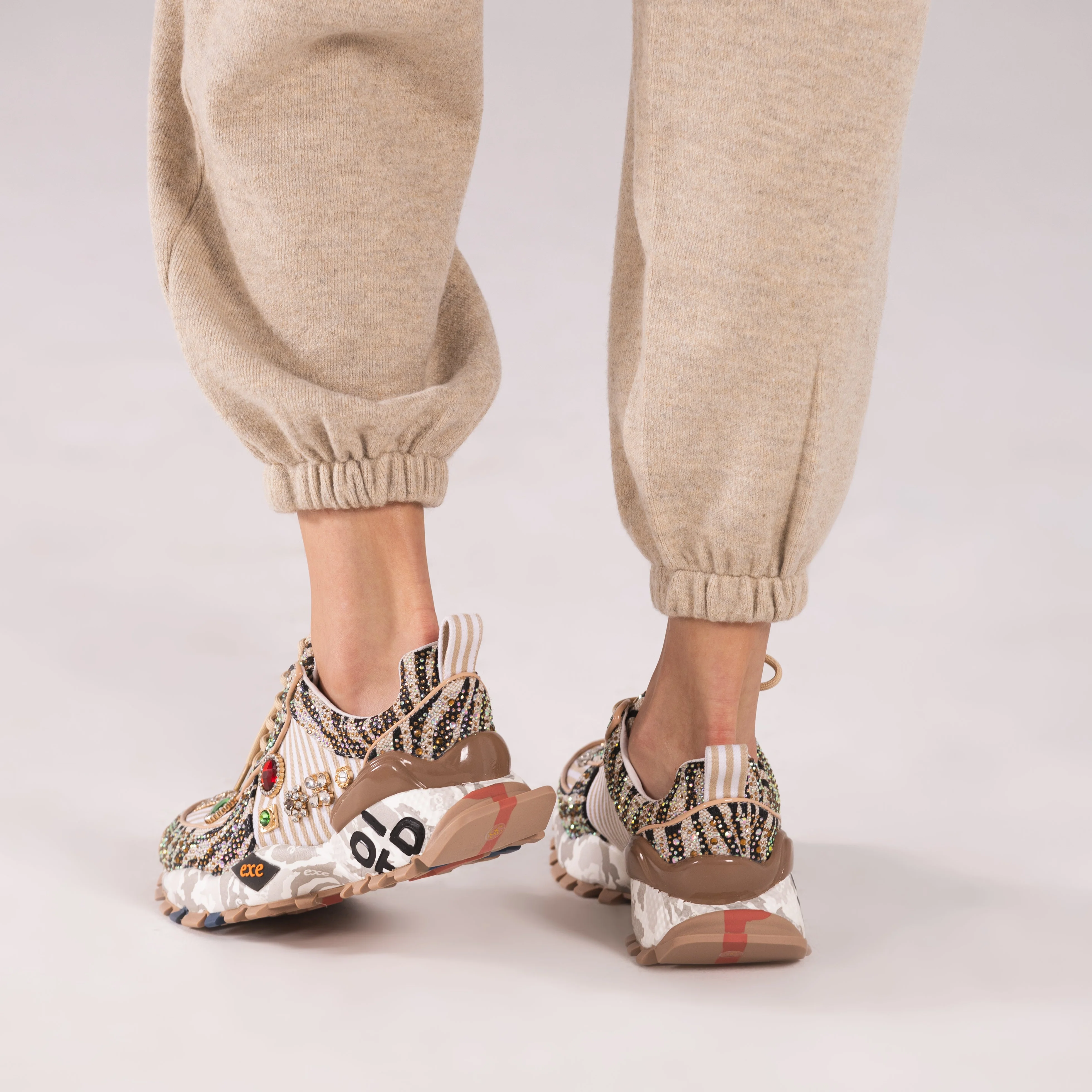 SAPATILHA EXE SY24-6 CAMEL/BLACK - Image 4
